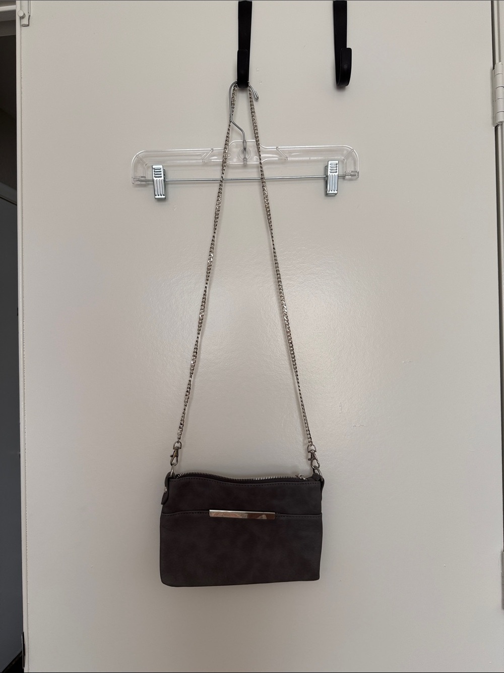 Women’s Chain-Strap Crossbody Bag in Gray